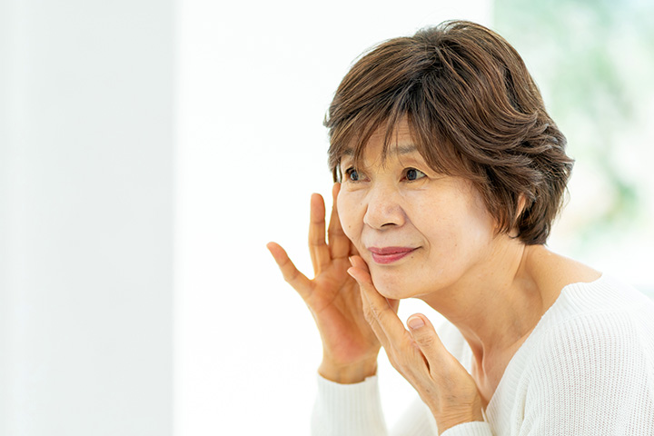 加齢によって二重まぶたを作るたるみが生じる原因