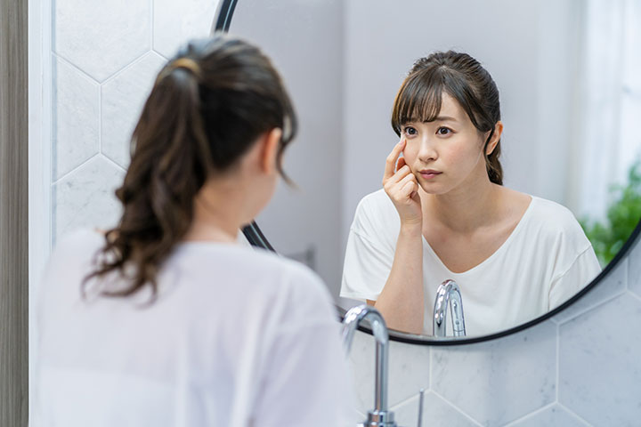 目元に表れる老化のサイン