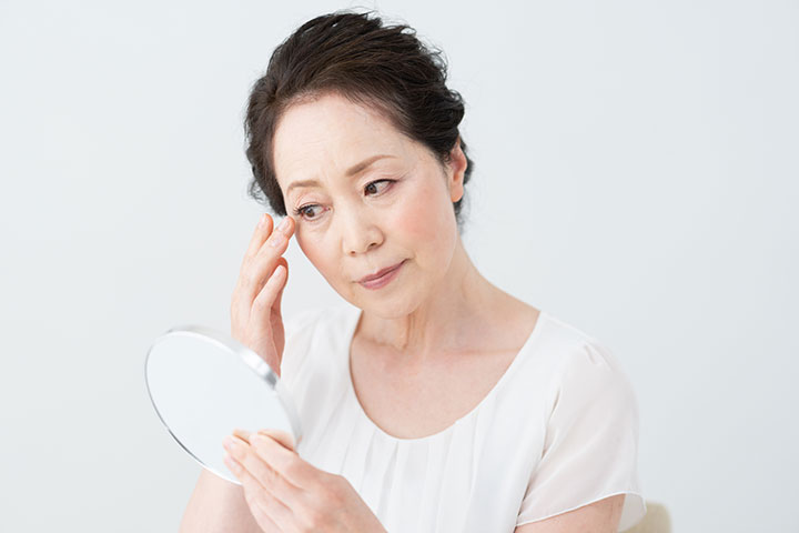 普段の生活で意識したいまぶたのしわを消すポイント