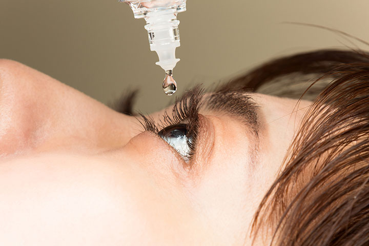 目薬の指し方にも注意