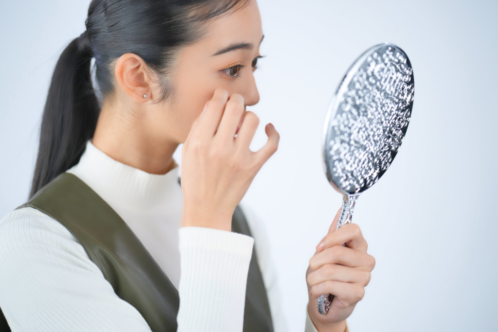 目の下のたるみの原因